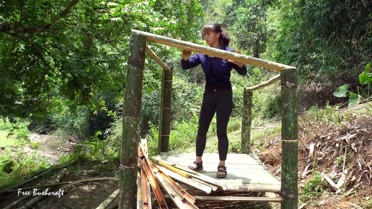 OFF GRID LIVING - SOLO Bushcraft Camp, Amazing Shelter Tent From Bamboo, Free Bushcraft Ep.9