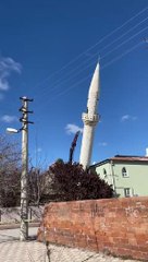 DEPREMDE HASAR GÖREN HİCRET CAMİİ'NİN MİNARESİ, KONTROLLÜ YIKILDI