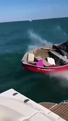 Ils tombent sur un fou qui fonce volontairement sur leur bateau pour se venger