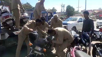 कार्रवाई : सड़कों पर खड़े वाहनों पर लगाई नकेल बांसवाड़ा नगर परिषद दल ने की कार्रवाई