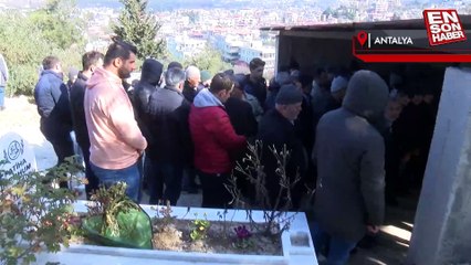 Depremde anneleriyle birlikte ölen ikizler, doğum günlerine bir gün kala toprağa verildi