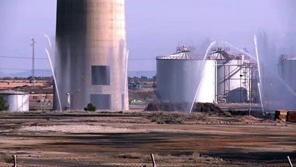 Vuelan una chimenea de 343 metros de altura