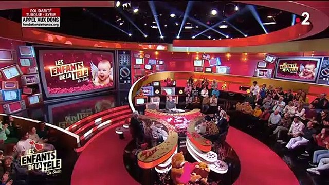 Caroline Margeridon découvre des images de jeunesse dans Les Enfants de la télé , sur France 2