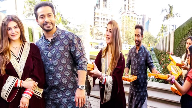 Abhishek Pathak और Shivaleeka Oberoi ने पैपराजी को बांटी मिठाई