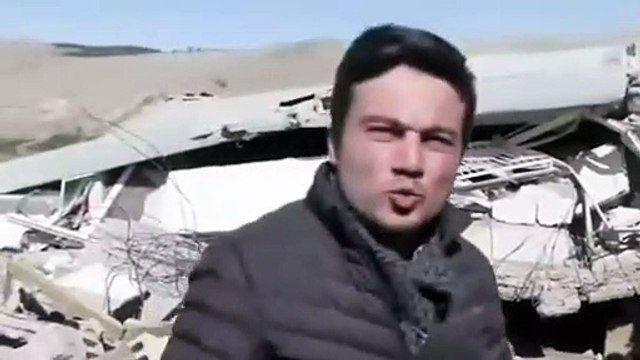 Enkaz altına girerek ineğini besliyor