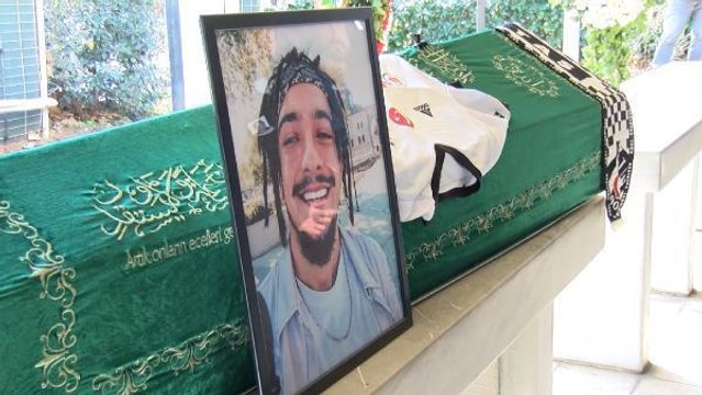 'MAESTRO' OLARAK BİLİNEN RAPÇİ BERK KARADAŞ SON YOLCULUĞUNA UĞURLANDI