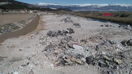 Deprem enkazı şehir dışına çıkarılıyor; jandarma başında nöbette