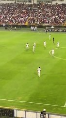 Un footballeur colombien se fait attaquer par un supporteur mais ne se laisse pas faire