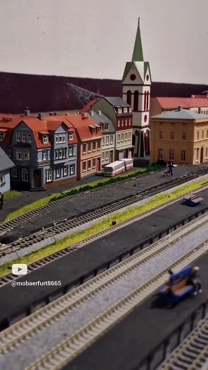 Wanderdüne fährt in bahnhof ein