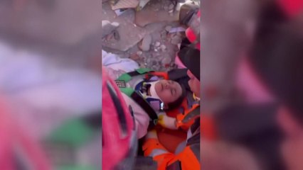 17세 소녀, 강진 발생 248시간 만에 '극적 구조' / YTN