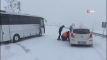 Araçlar karlı yolda mahsur kaldı, Artvin-Ardahan yolu ulaşıma kapandı