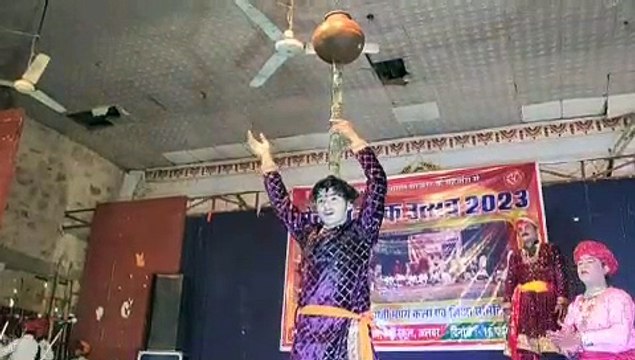 सिर पर आठ कांच के गिलास पर पानी से भरी मटकी रख ऐसे दी नृत्य की प्रस्तुति,देखे वीडियो