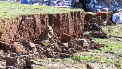 Bölgedeki arazilerde kırıklar ve çökmeler oldu