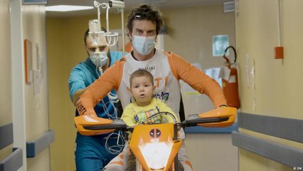 هكذا أصبح إيطالي نجماً للقفز والمعالجة بالدراجة النارية