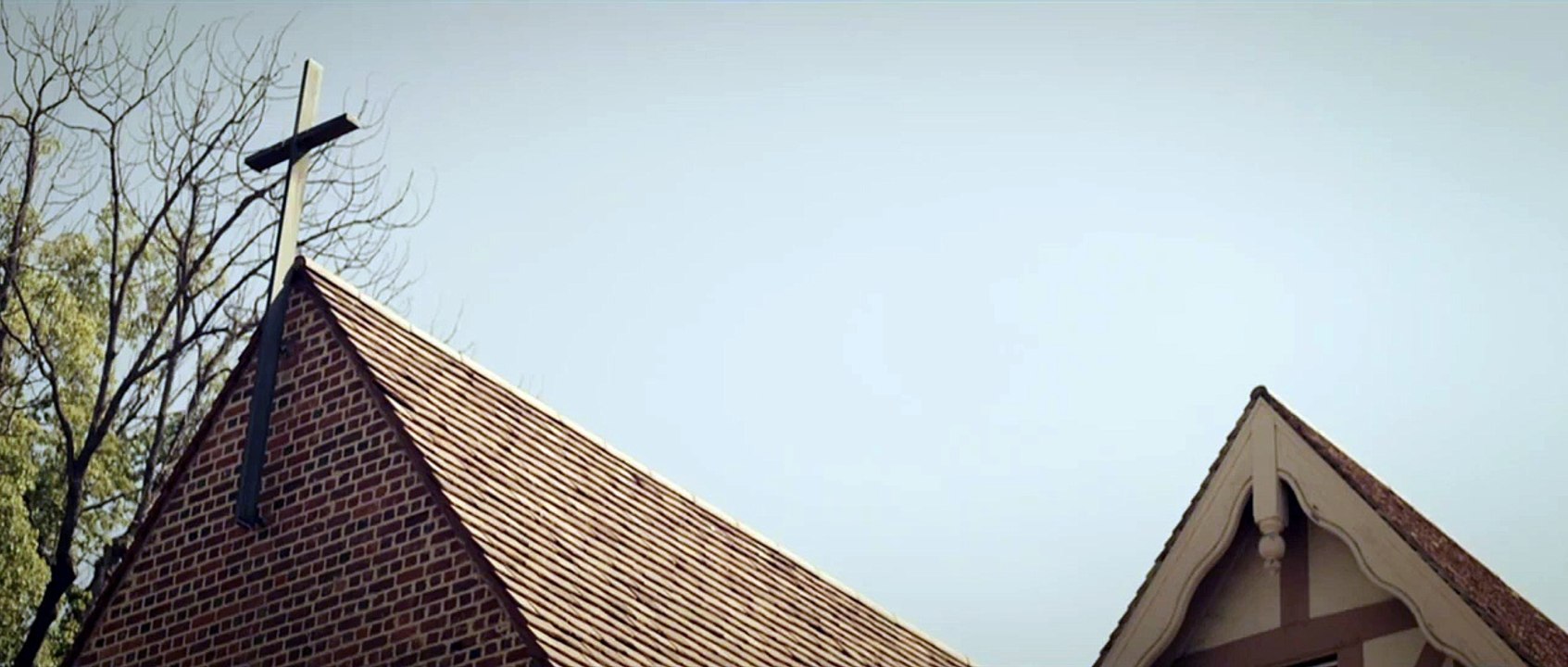 La bande-annonce de Martyrs (2015) : l'adaptation que tout le monde déteste d'un célèbre film d'horreur français