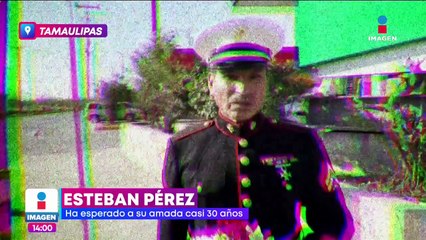 Exmarino lleva casi 30 años esperando a su amada con un ramo de flores
