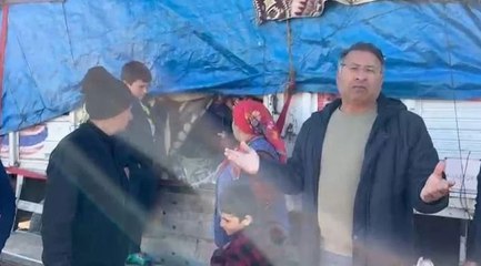 Çadır bulamayan 4 aile bir kamyon kasasında yaşıyor