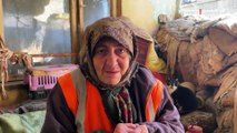 Kahramanmaraş'ta Fatma teyze, ısrarlara rağmen 7 kedisi için hasarlı evini terk etmiyor