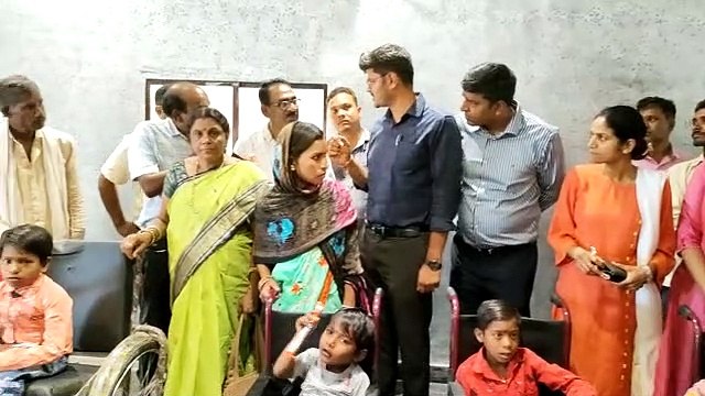 कलेक्टर जनदर्शन में सुनी लोगों की समस्याएं, ९ दिव्यांग बच्चों को वितरित किए सहायक उपकरण