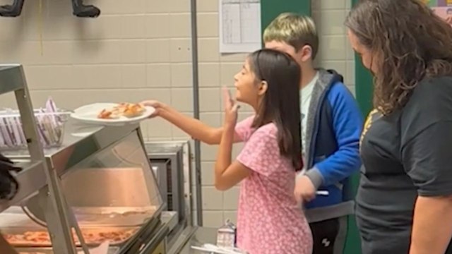 School Children Order Lunch In ASL For Cafeteria Worker Who Is Deaf | Happily TV