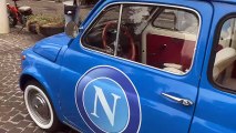 Febbre Napoli in città: la Fiat 500  d'epoca azzurra con bandiere e stemma