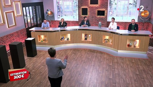 La vente d'un vase signé Jacques Blin donne lieu à un duel acharné en salle d'enchères dans Affaire conclue le mardi 21 février 2023 sur France 2