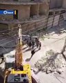 لحظة وقوع عمال أثناء هدم مبنى متضرر في حي الشعار بحلب من قصف الأسد ونسب الضرر للزلزال