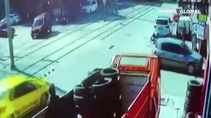 Motosiklet otomobil ile çarpıştı, o anlar kamerada