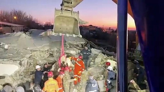 Birgül teyzenin enkaz altına girerek beslediği ineği 'Bircan' kurtuldu