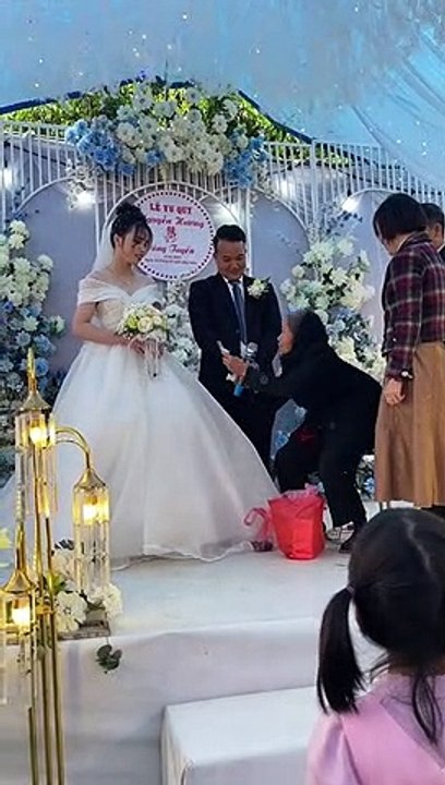 Bà nội xách cả bị lên trao hồi môn cho cháu gái: Hết xấp tiền mặt để dành đến 2 chỉ vàng