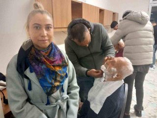 Gönüllü berber ve kuaförlerden depremzedelere kişisel bakım desteği
