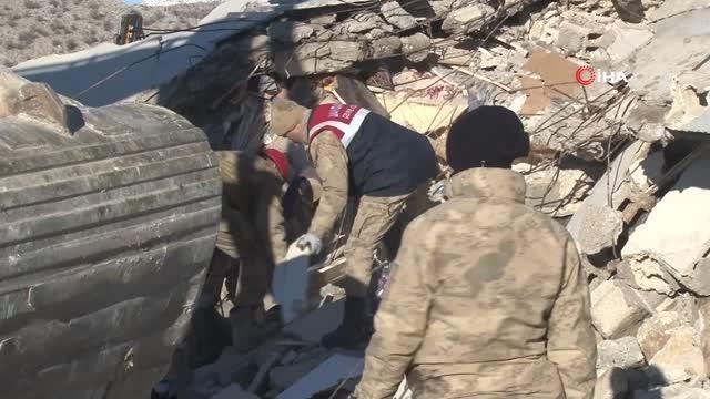 Günlerce enkaz altına sürünerek girip beslediği ineğine 11 gün sonra kavuştu