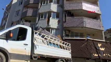 Tehlikeye rağmen hasarlı binalardaki eşyalarını alıyorlar