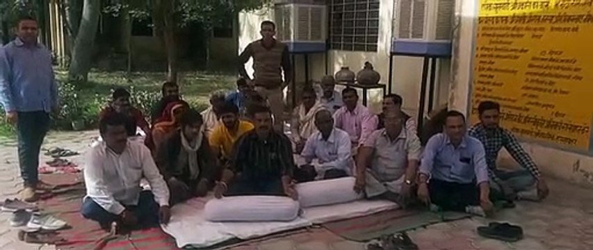 भुगतान के लिए जलदाय विभाग कार्यालय के बाहर ठेकेदार धरने पर बैठे