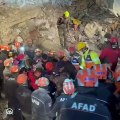 إنقاذ امرأة تركية من أنقاض الزلزال بعد 11 يوما على الكارثة
