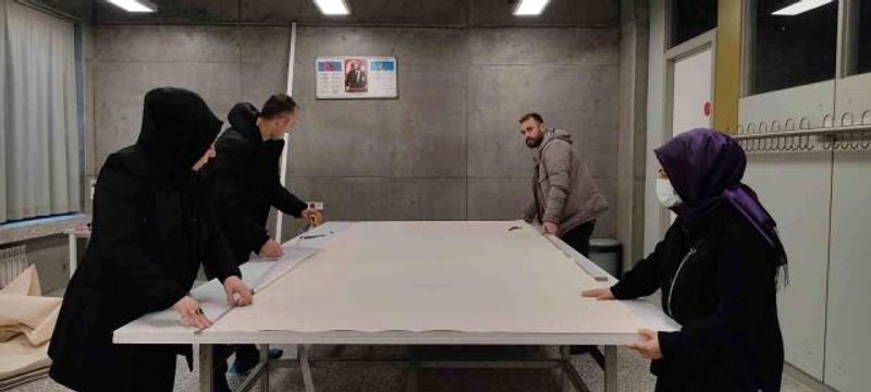 Meslek lisesi öğretmenleri, depremzedeler için çadır dikiyor