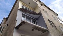 Küçükçekmece'de yıkılan balkon deprem paniği oluşturdu