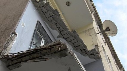 KÜÇÜKÇEKMECE'DE SİTEDE BALKON ÇÖKTÜ