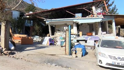 Depremle birlikte dev kayalar yağdı: Çok sayıda can kaybı