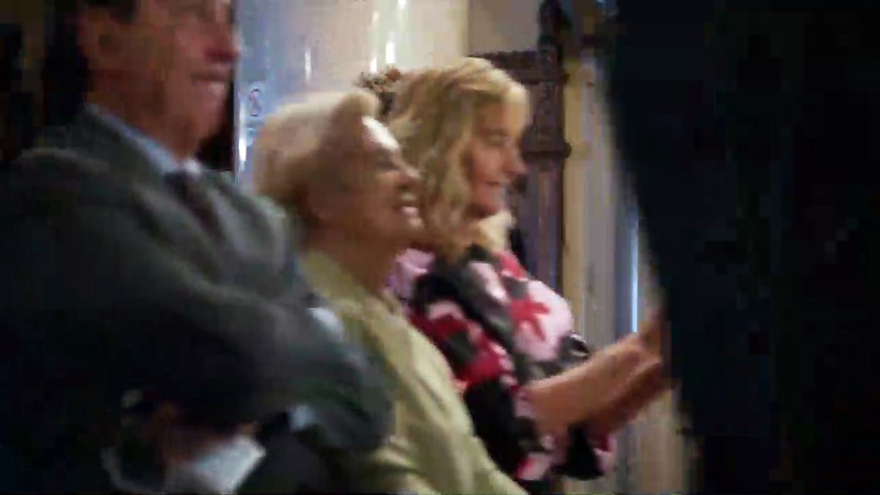 Arturo a los treinta Trailer OmeU