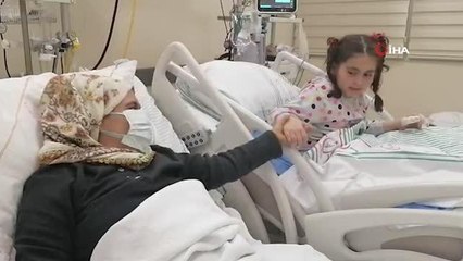 Enkazdan çıkan depremzede: "Bir şehit geldi. Buralarda yok o şehit. Zemzem verdi. Kızımın başını okşadı."