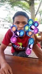 Memanfaatkan sampah tutup botol menjadi mainan menyenangkan untuk anak berupa spinner/fidget toys