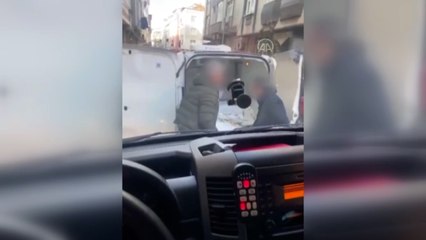 2 kişinin yük boşaltma gerekçesiyle ambulansa yol vermeme anları kamerada