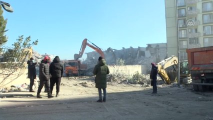 Hataysporlu Christian Atsu'nun yakınları enkazın başında umutla bekliyor