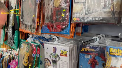 Carnevale di Viareggio, sequestrati 16mila tra vestiti e addobbi in deposito nel Lucchese (17.02.23)