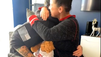 Parents-to-be announce the gender of their baby in a chimp-tastic style!