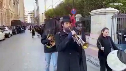 «Κηδεύουν τον πολιτισμό»: Απεργία και νέα πορεία των καλλιτεχνών