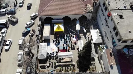 Tarihe direndi depreme dayanamadı... Minaresi ve çatısı çöken camide Cuma namazı kılındı