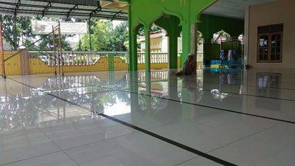 Suara azan menandakan masuk waktu sholat.
