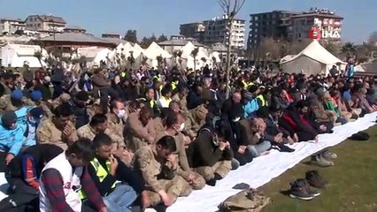 Hatay'da enkazların gölgesinde cuma namazı dron ile görüntülendi